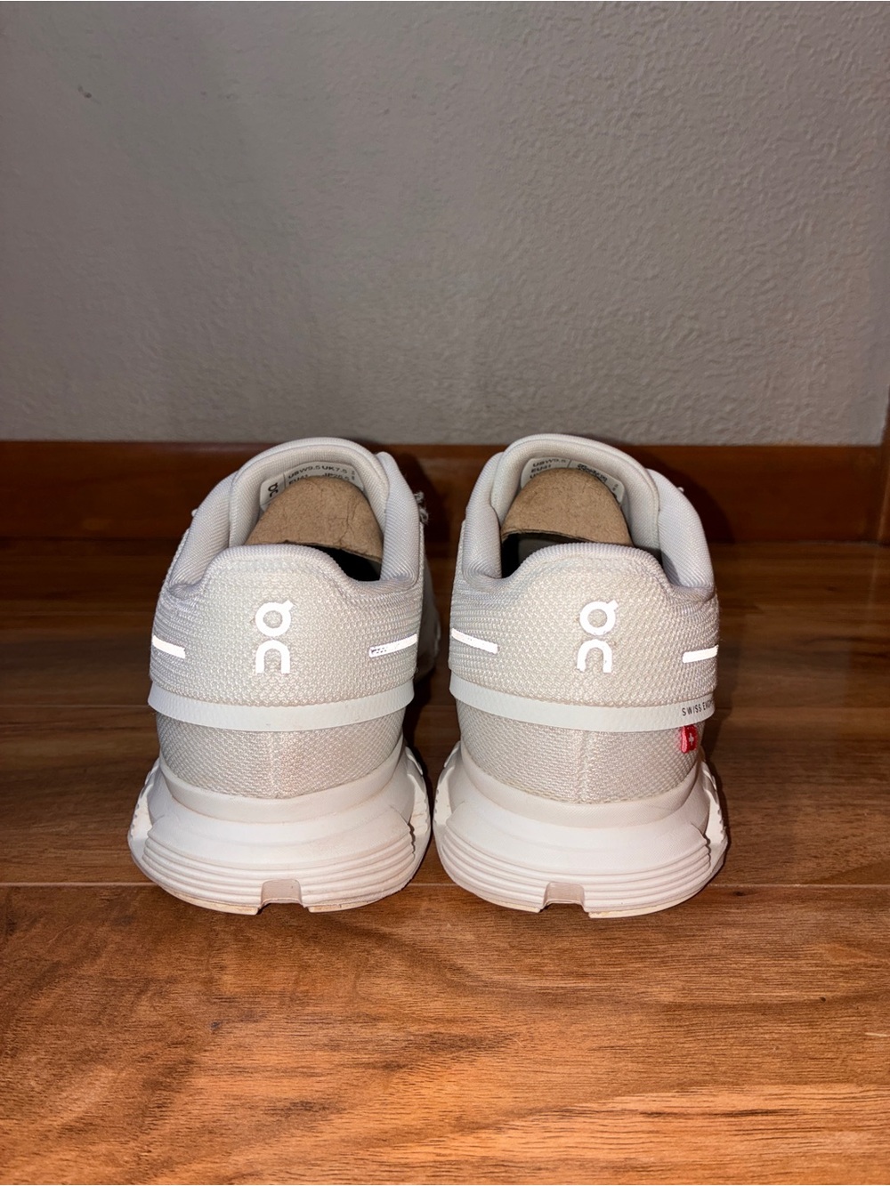 On Cloud 6 Women’s Athletic Running Sneaker Shoes, white - size 9.5 - Picture 6 of 10